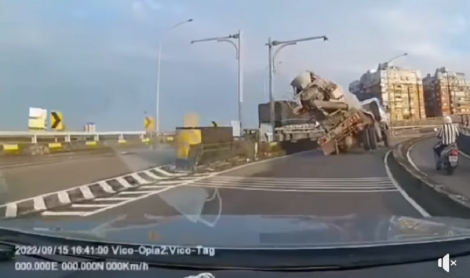驚險！混凝土車「過彎撞分隔島」險翻車　超扯畫面曝：好運氣用完了