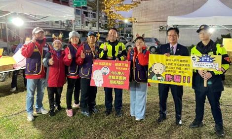 池上鄉舉辦「聖誕YA踩街義賣」活動　關警設攤宣導交安、防詐及反賄