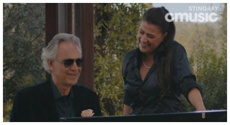 〈竊竊私語〉由「上帝美聲」安德列波伽利與 義大利著名花腔歌劇次女高音 切奇莉亞巴托莉合作