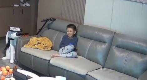 小屁孩熬夜看電視！父母出招「弄他」　再也不敢了
