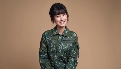 圖／國軍女神「清純燦笑」電暈鄉民　大喊：現在報名打仗來得及嗎？