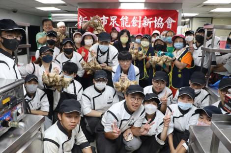 眾能創新協會和黎明師生合作「做肉粽送弱勢」
