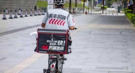 快遞收急件！內容竟是「揹過世老人下樓」　真相曝光