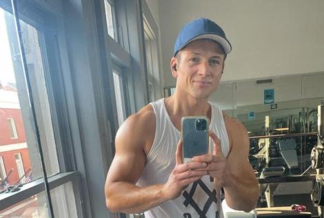 《金牌特務》男星演到一半昏厥　觀眾席殺出醫生幫急救