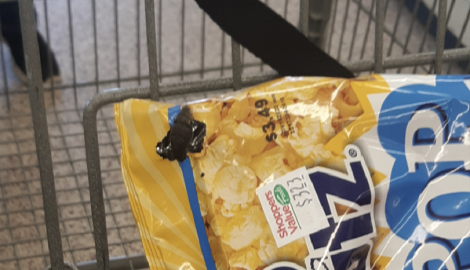 爆米花袋「小黑頭」竄出！她避過「老鼠屎」卻遇大魔王…這賣場驚爆食安風波