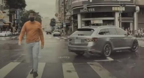 高雄爸「違停路口紅線」遭按喇叭　反嗆後車「是流氓嗎」：嚇到我女兒了！