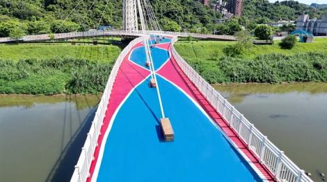 新打卡地標！星光橋鋪面煥然一新　恢復往日風彩、通行更安全