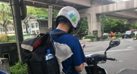 「跟著他的奶罩騎」他一跟好幾個路口：到底怎麼掛上去的？