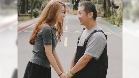納豆出院了！女友依依曬「燦笑照片」　半小時破萬網按讚