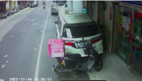 騎士變散財童子！口袋破「56張千元鈔」飛出　最終結局曝：他超幸運