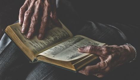 阿嬤過世準備出殯…大伯卻要大家「Hold住」！　他等出國爽完一個月回來再辦