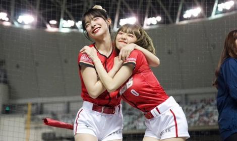 天雨路滑！李多慧球場應援「仆街」疑似撞到頭　小龍女全上前關心