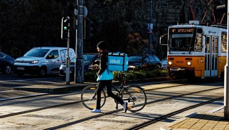 女外送員怒喊：喂！他氣炸「連灌5拳」把人打成豬頭…發洩後揚長而去
