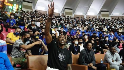 魔獸來了！踏入中美堂「輔大體育館塞爆」　霍華德激勵學生運動員