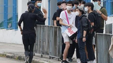 考場外見黑衣男！學生好興奮：是周潤發…擊掌祝考試順利