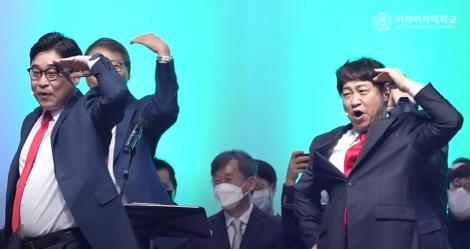 超狂開學典禮！半百男教授嗨跳神曲「阿嬤饋咖」 成梨花女大活招牌