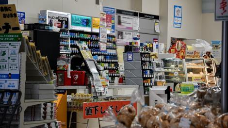 超商靦腆店員幫結帳！下秒跳上保時捷呼嘯離去　他驚呆：現在年輕人都…