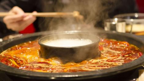 火鍋店外雨滴狂落！竟是「鄰居投大便洩憤」惹味…店家狂清屎味仍不散