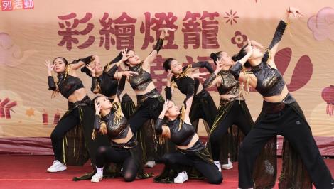 大手牽小手，新莊好幸福！　趣味揮灑迎春燈籠