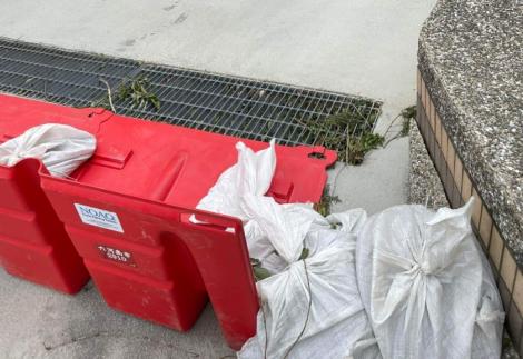 笑死！怕小犬颱風淹水　結果擋水板放反了