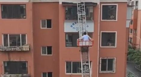 下樓做PCR竟「忘記帶鑰匙」　她靠雲梯車一步登天！順利爬窗返家