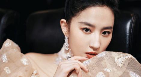 還我神仙姐姐！劉亦菲紅毯戰袍「天災降臨」　網：只剩脖子以上能見人