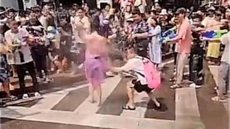 妹子體驗潑水節出事了！噁男扒衣掏槍往內射　她連私密處都中招