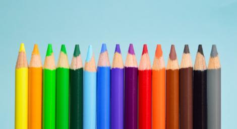 4歲女童拿「彩色鉛筆」畫畫　竟直戳進眼球！超慘下場曝光