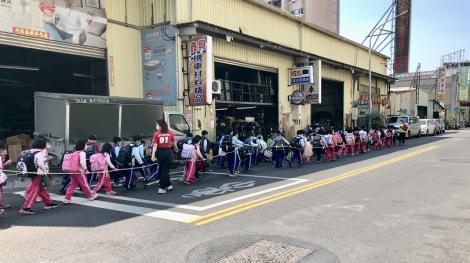 高雄也現行人地獄？50童「握長繩自組安全網」　他見心酸畫面不捨抱屈