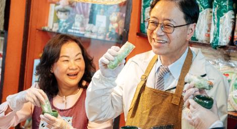 國際婦女節！張善政體驗手做生春捲  年底前落實3項「新住民政見」