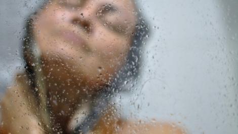 與男友洗鴛鴦浴遇地震！21樓狂晃「裸身逃亡」奔出廁所　她臉綠了