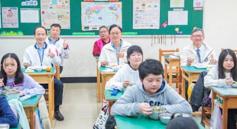 桃園落實國中小免費營養午餐  張善政：19.5萬名學生吃得安心、家長放心