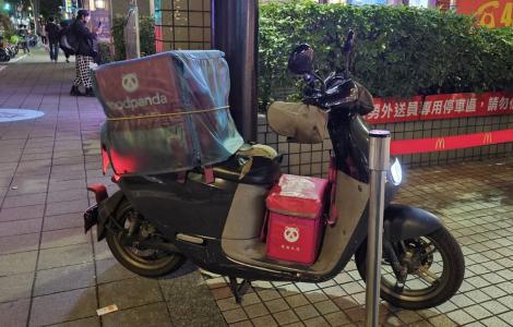 外送員看客人「備註一句」傻眼！努力打批嘆：為了小費啊…全網笑瘋