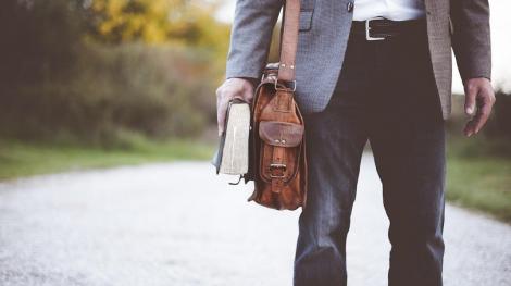 數學老師太嚴苛！狂當11名學生　下秒遭綁樹毆打慘況曝