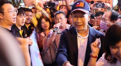 郭台銘批民進黨7年前「做這件事」現在又推警察上前線：心如刀割