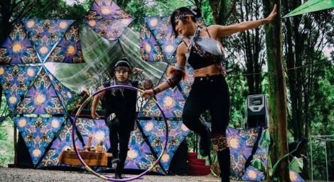 高雄蓮潭燈會廟埕藝陣「明華園」打頭陣　街頭藝人歡樂逗熱鬧