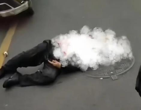 女子持刀大馬路上「狂刺」男子當場斃命　她還打電話給男子家屬…