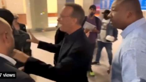 影帝愛妻險仆街…氣炸怒喊：全給我退後！　粉絲道歉他不想理