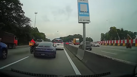 被擋路生氣了！外送員「一腳踹爆」保時捷後視鏡　影片曝光超紓壓