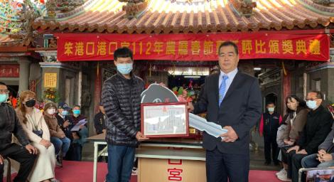 連擲11個聖筊！嘉義幸運男喜獲轎車一輛　爽笑：結婚拿來當新娘車