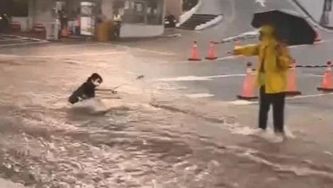 影／弘光科大滑水道？台灣大道竟成「超狂護城河」…她站不穩仆街被沖走