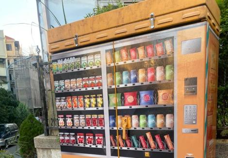 站在「自動販賣機」前掏出零錢才發現「驚人事實」　破萬網笑慘