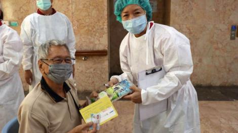 加碼催打！65歲以上打疫苗　這天起送好康「500元以下贈品」