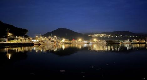 夜釣小卷、尋找Minecraft公仔足跡 深澳漁港走一回