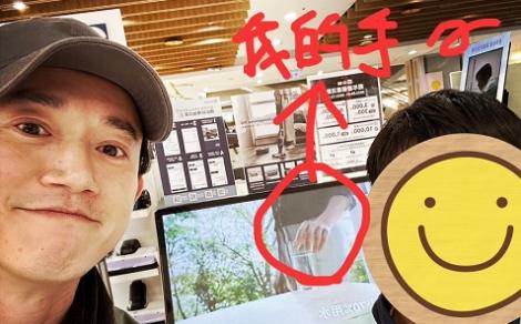 弟弟蹲百貨看廣告！吳慷仁攀談：那是我耶　他一臉狐疑回應網友笑翻