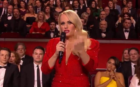 胖艾美公開比中指：送給普丁　全場嗨翻