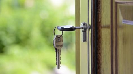 房東掛了房子我的？天真妹傻問被嗆翻　網友搬法條狠狠打臉：大白天做發財夢