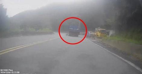 北宜死亡車禍！騎士車速過快「帶起離心力」下秒噴飛　他直撞大貨車身亡