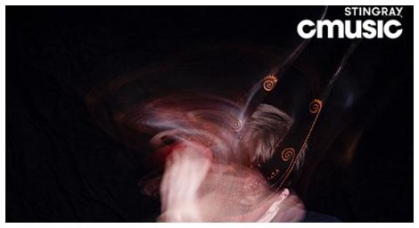 戴著山羊動物面具的音樂家藍伯特 將古典、當代流流行融會貫通