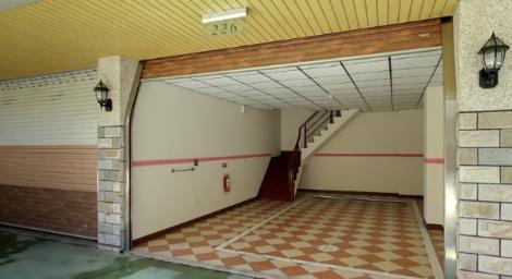 花2倍錢訂「宜蘭Motel」逛完夜市回來傻眼：房間車庫有別人的車！